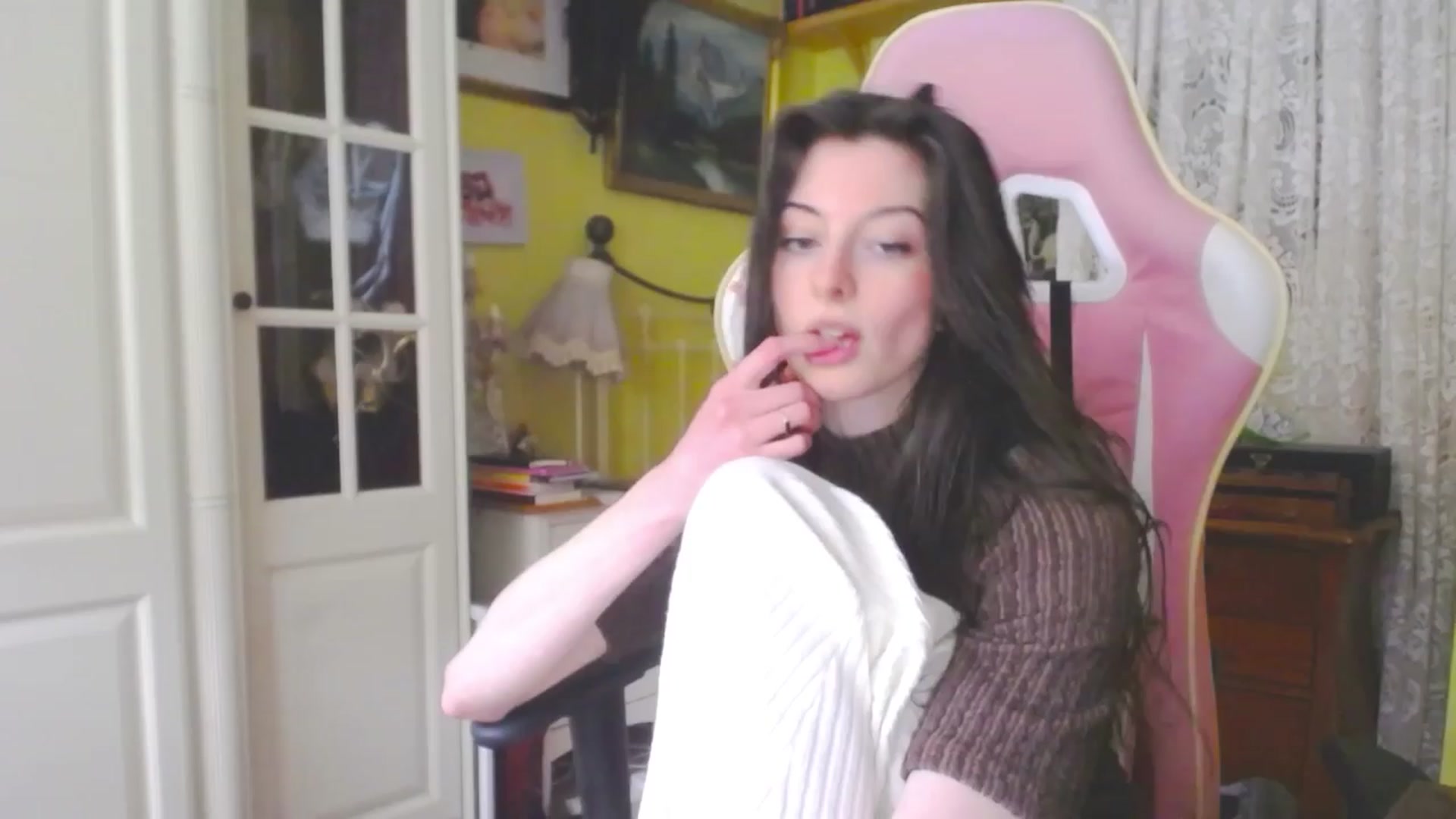 Gallery image thumbnail from viola__'s myfreecams stream on, 04/05/2024, 17:06 image 14 of 20