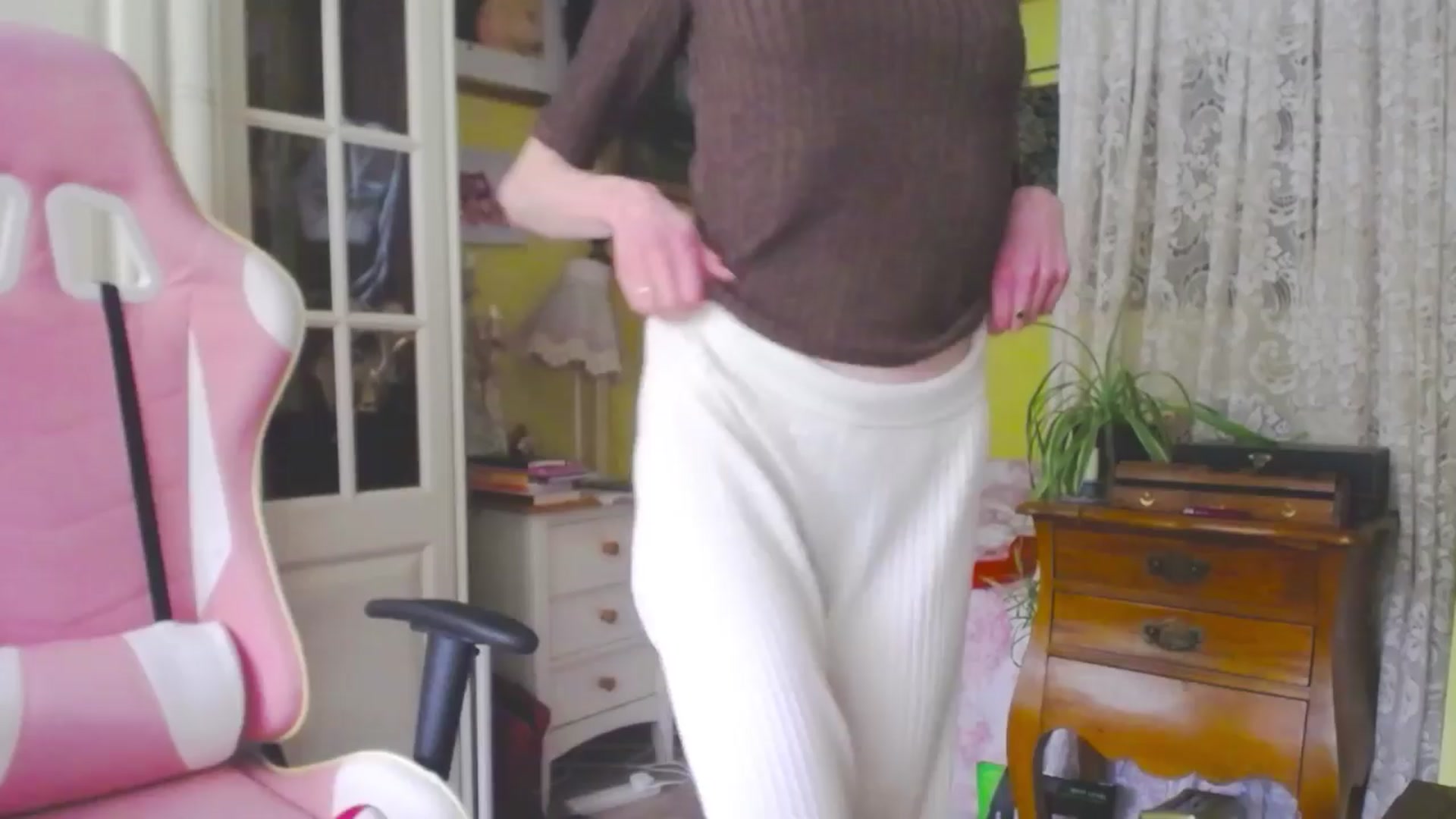 Gallery image thumbnail from viola__'s myfreecams stream on, 04/05/2024, 17:06 image 13 of 20