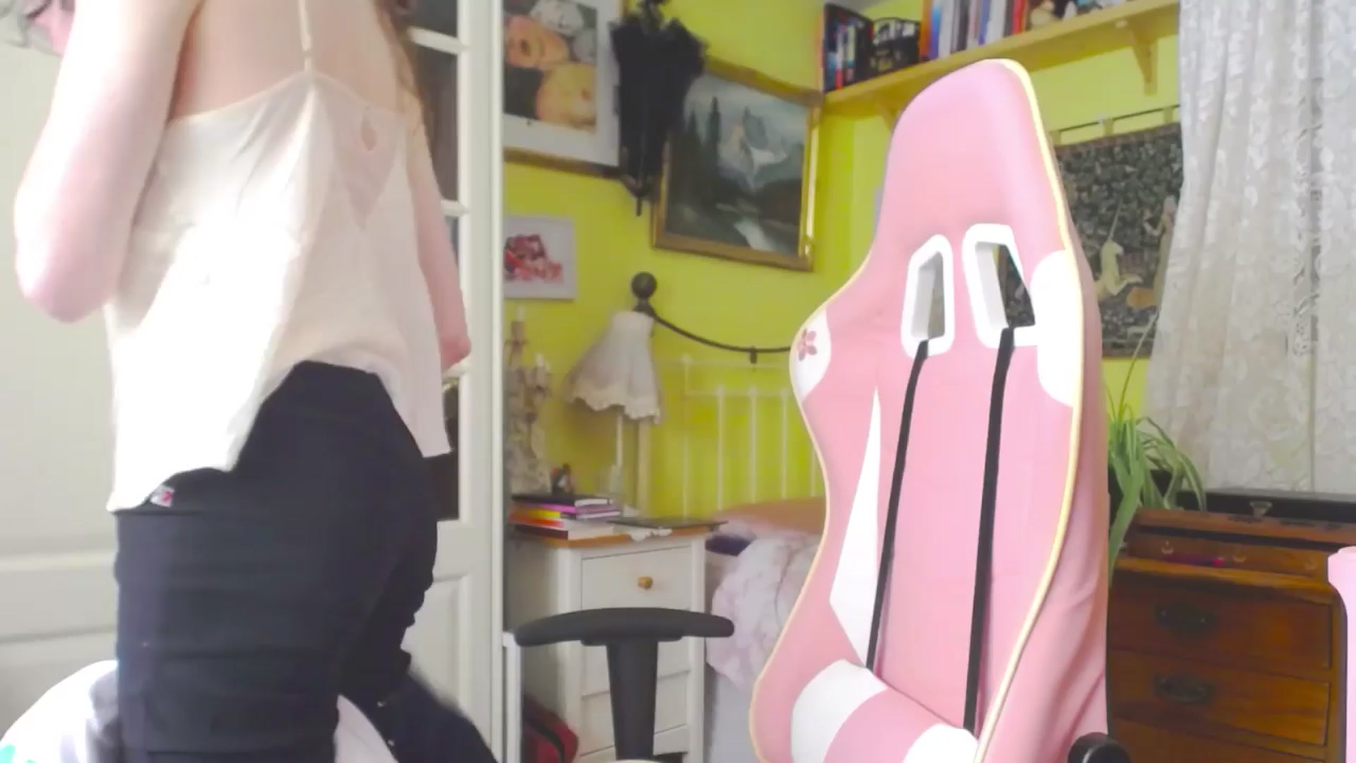 Gallery image thumbnail from viola__'s myfreecams stream on, 04/11/2024, 15:22 image 10 of 20