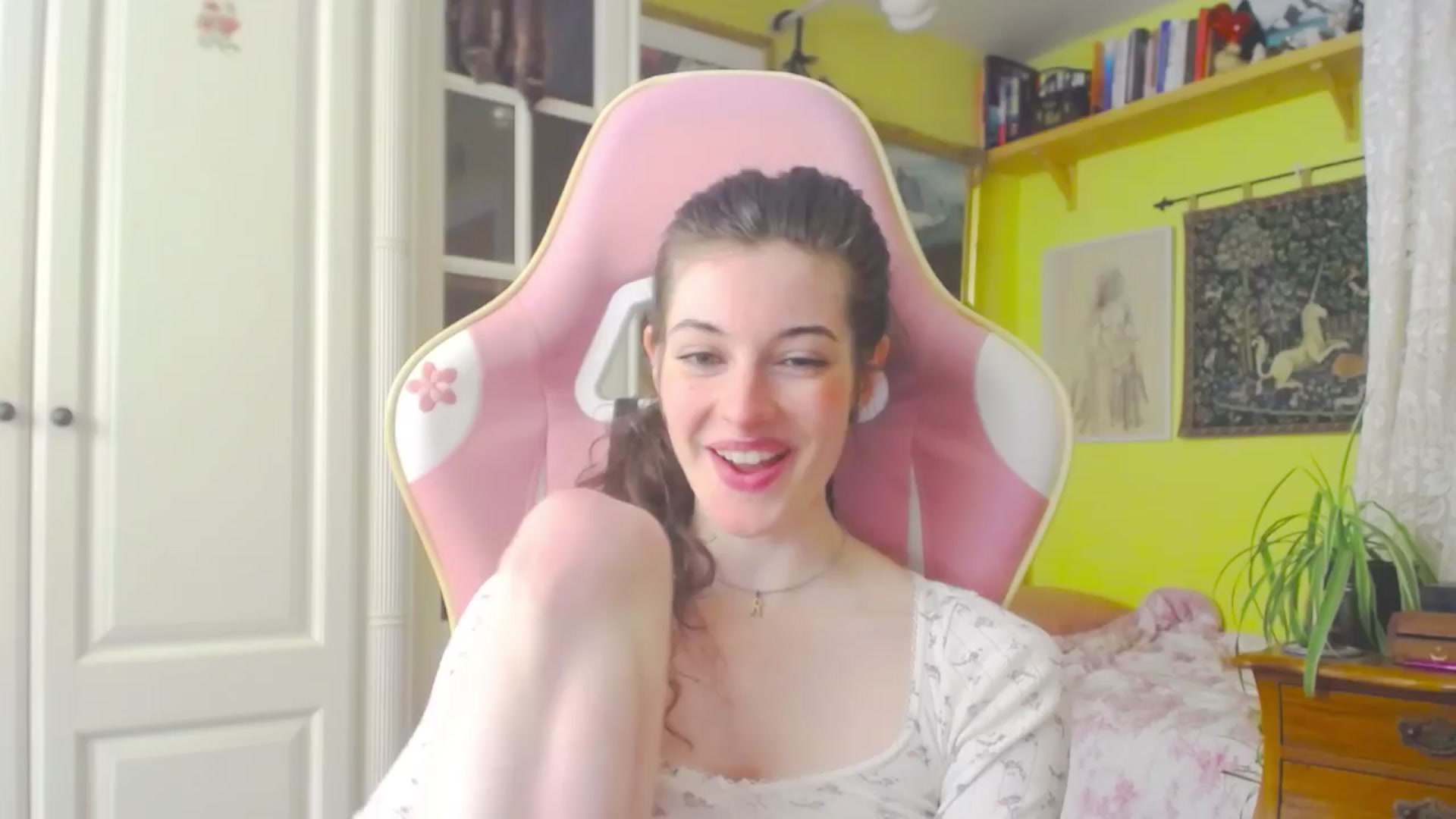 Gallery image thumbnail from viola__'s myfreecams stream on, 04/12/2024, 16:22 image 17 of 20