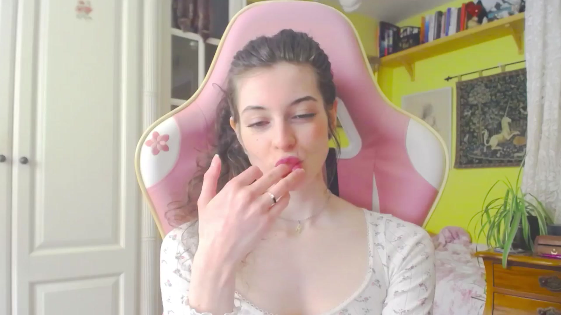 Gallery image thumbnail from viola__'s myfreecams stream on, 04/12/2024, 16:22 image 19 of 20
