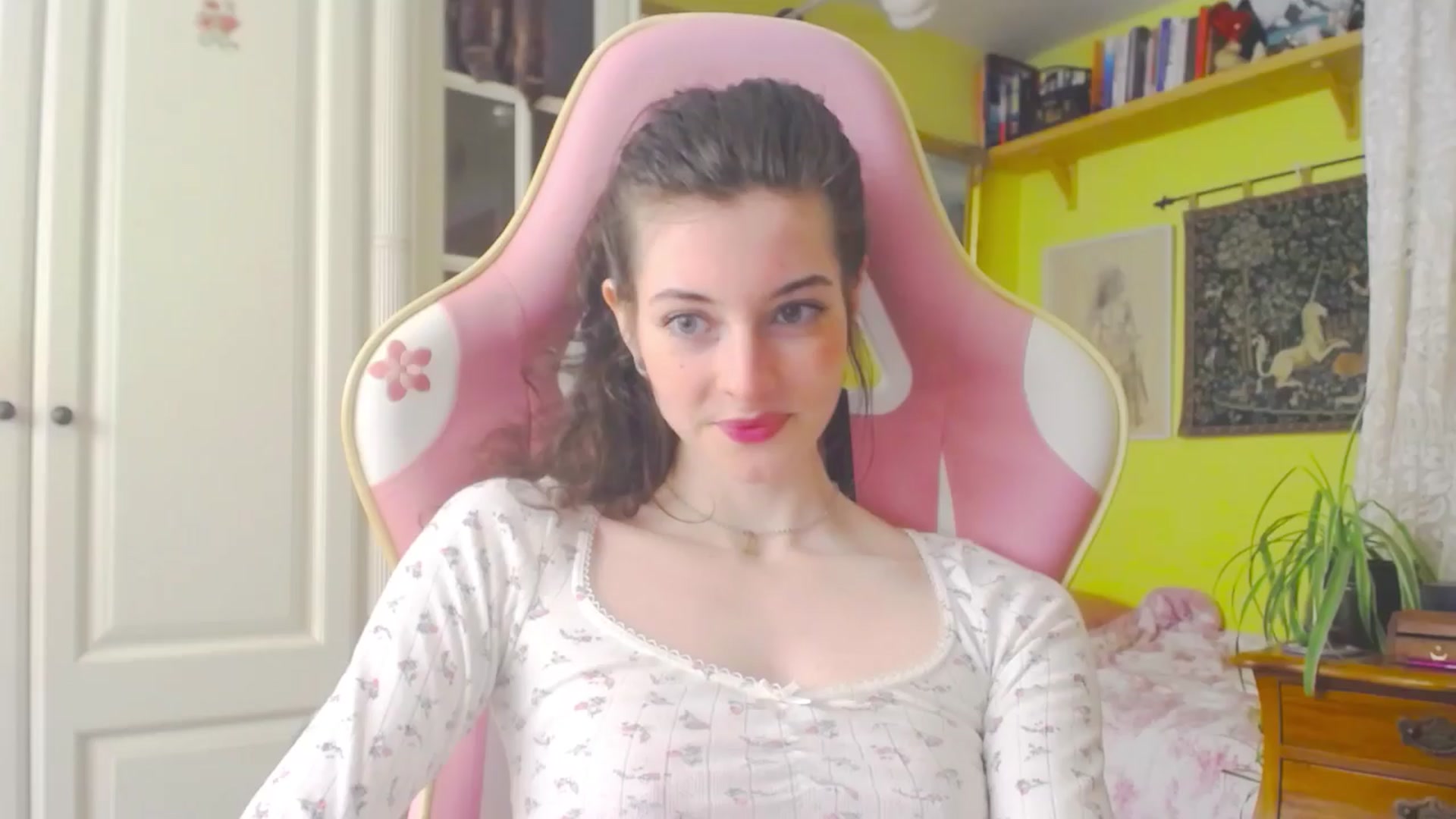 Gallery image thumbnail from viola__'s myfreecams stream on, 04/12/2024, 16:22 image 18 of 20