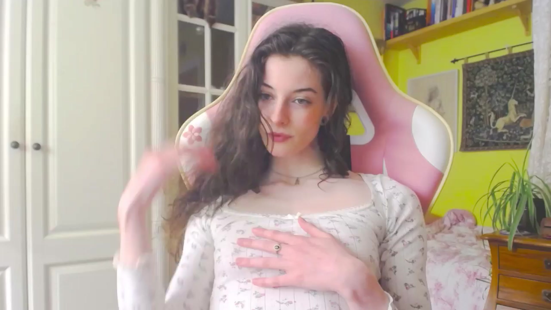 Gallery image thumbnail from viola__'s myfreecams stream on, 04/12/2024, 16:22 image 3 of 20