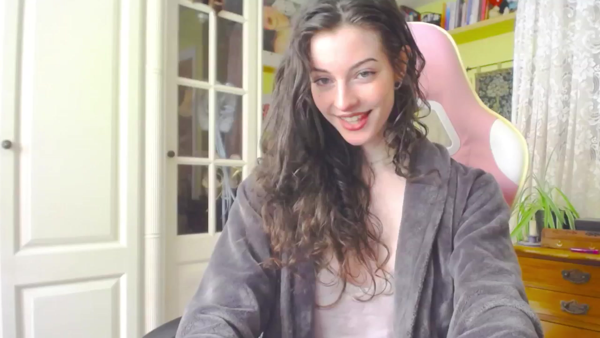 Gallery image thumbnail from viola__'s myfreecams stream on, 04/25/2024, 14:06 image 2 of 20