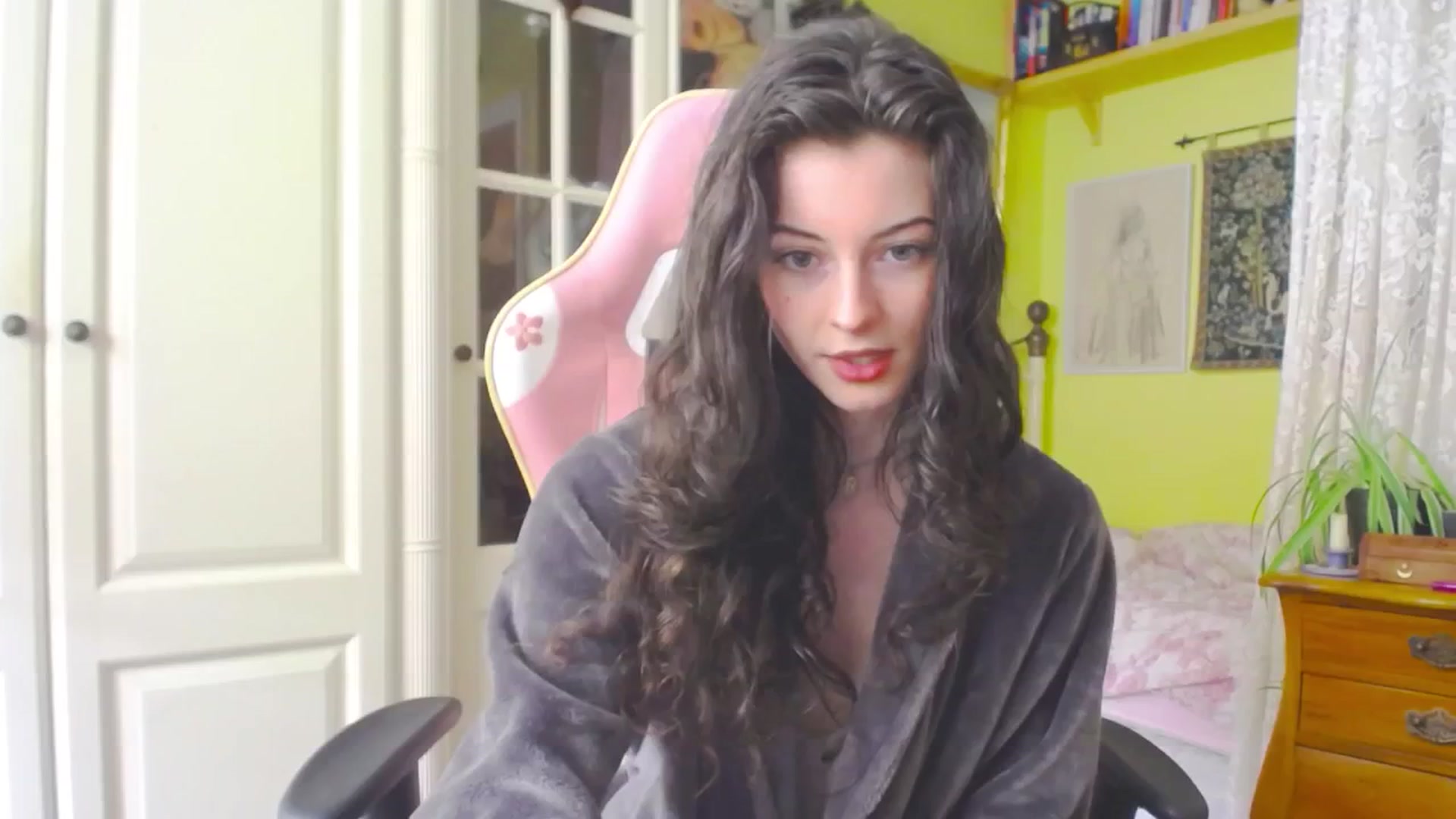 Gallery image thumbnail from viola__'s myfreecams stream on, 04/25/2024, 14:06 image 18 of 20