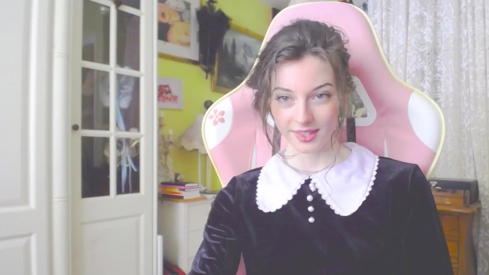 Gallery image thumbnail from viola__'s myfreecams stream on, 05/02/2024, 15:04 image 6 of 20