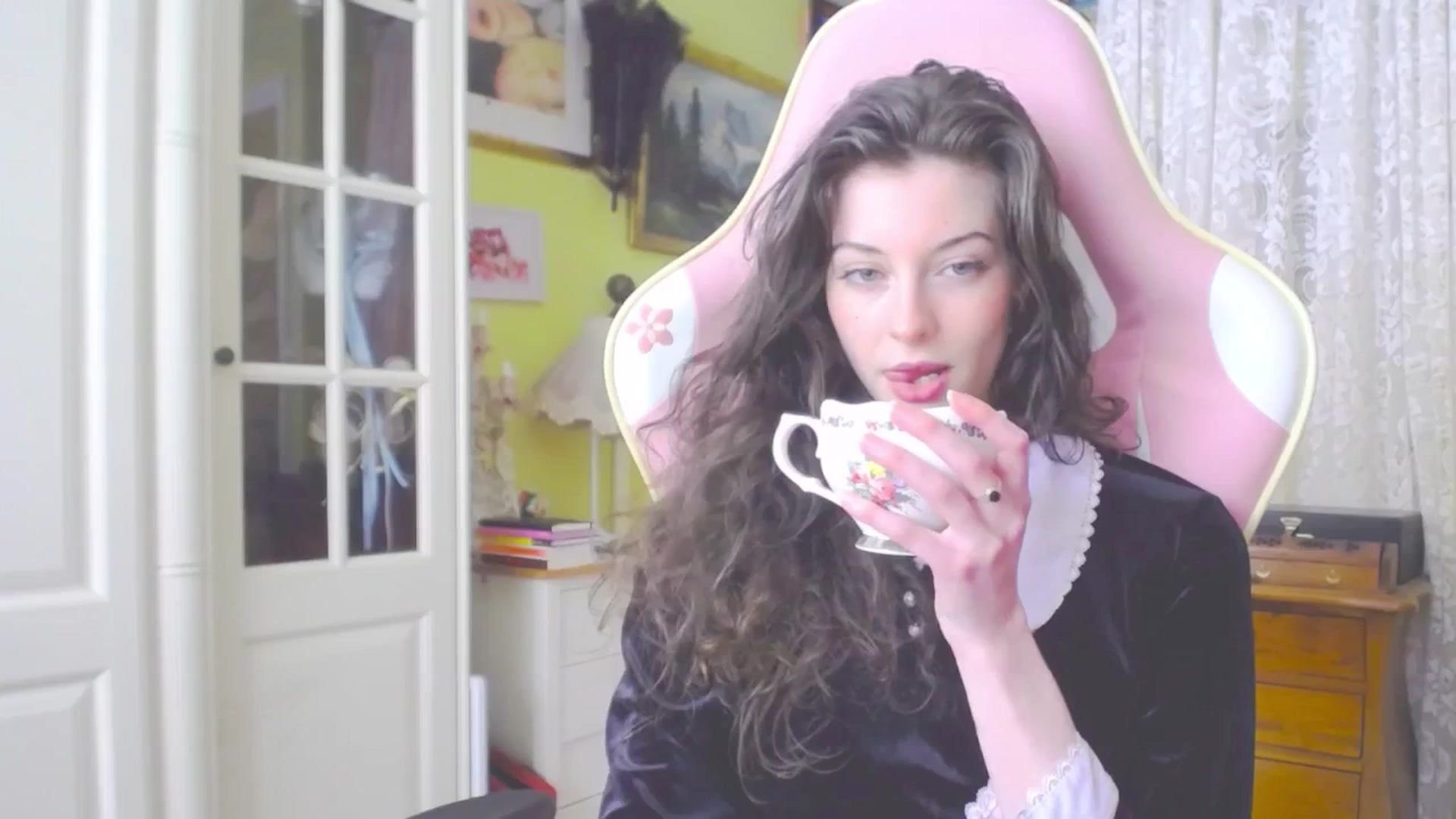 Gallery image thumbnail from viola__'s myfreecams stream on, 05/02/2024, 15:04 image 18 of 20