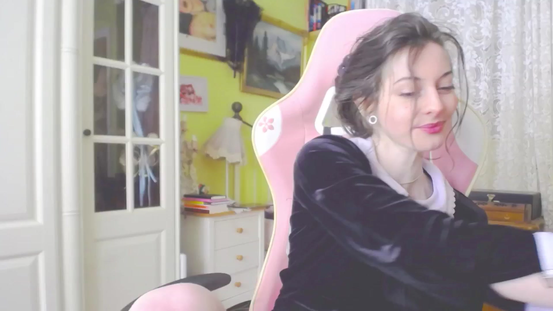 Gallery image thumbnail from viola__'s myfreecams stream on, 05/02/2024, 15:04 image 3 of 20