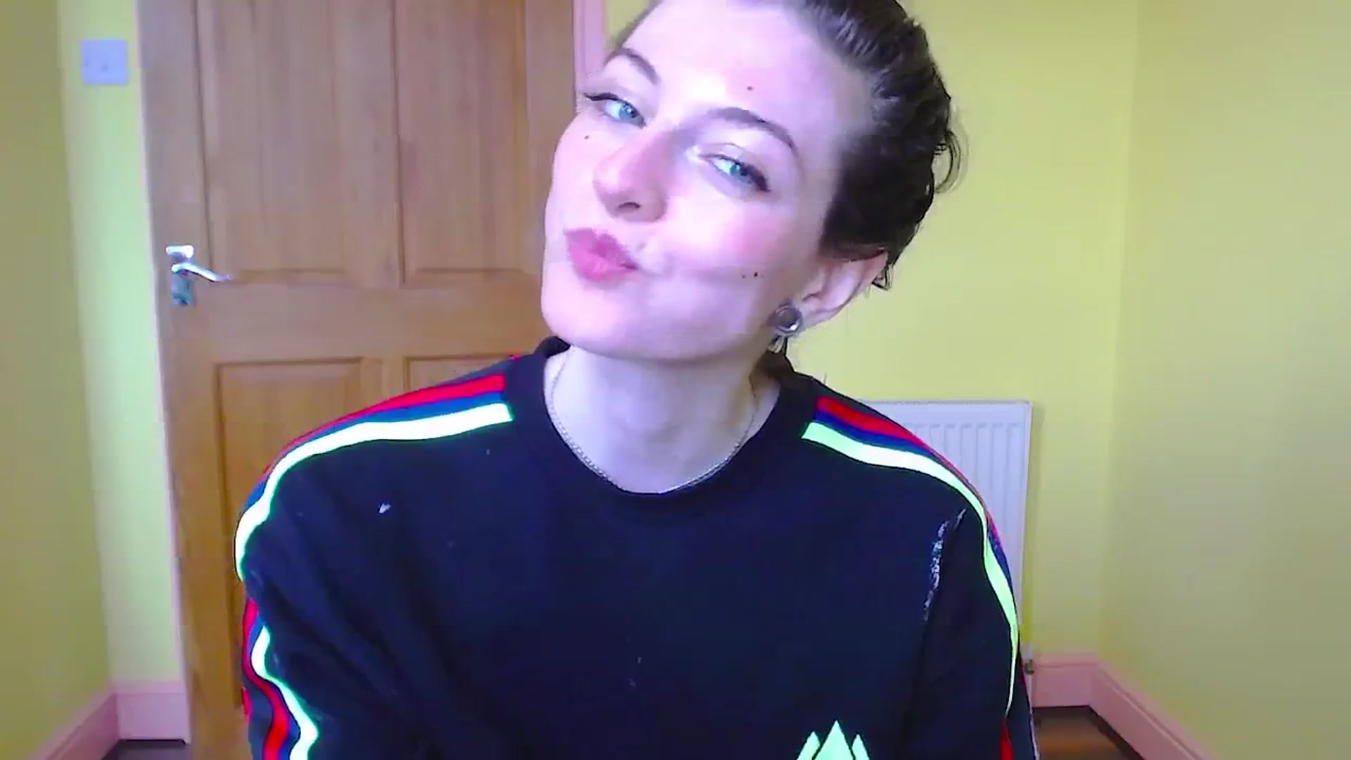 Gallery image thumbnail from viola__'s myfreecams stream on, 05/08/2024, 19:07 image 9 of 20