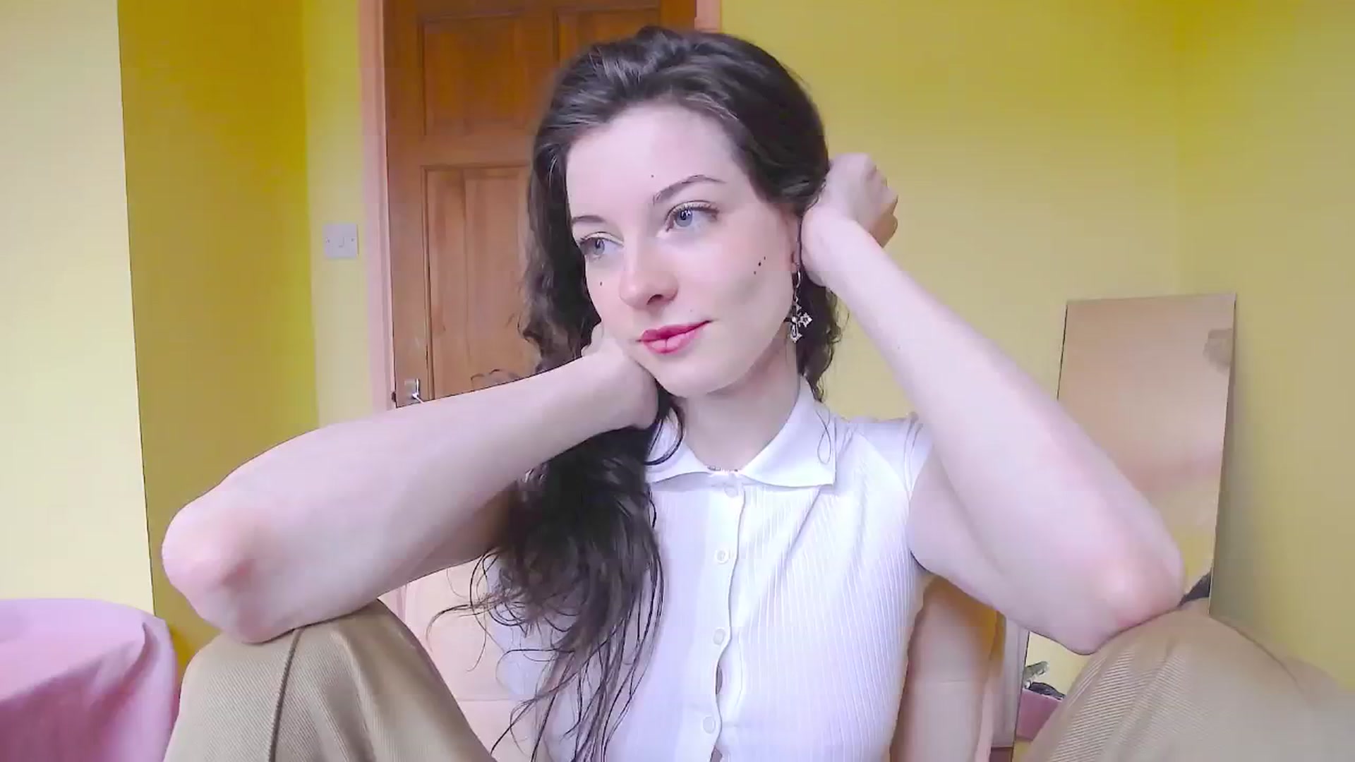 Gallery image thumbnail from viola__'s myfreecams stream on, 06/04/2024, 11:17 image 4 of 20