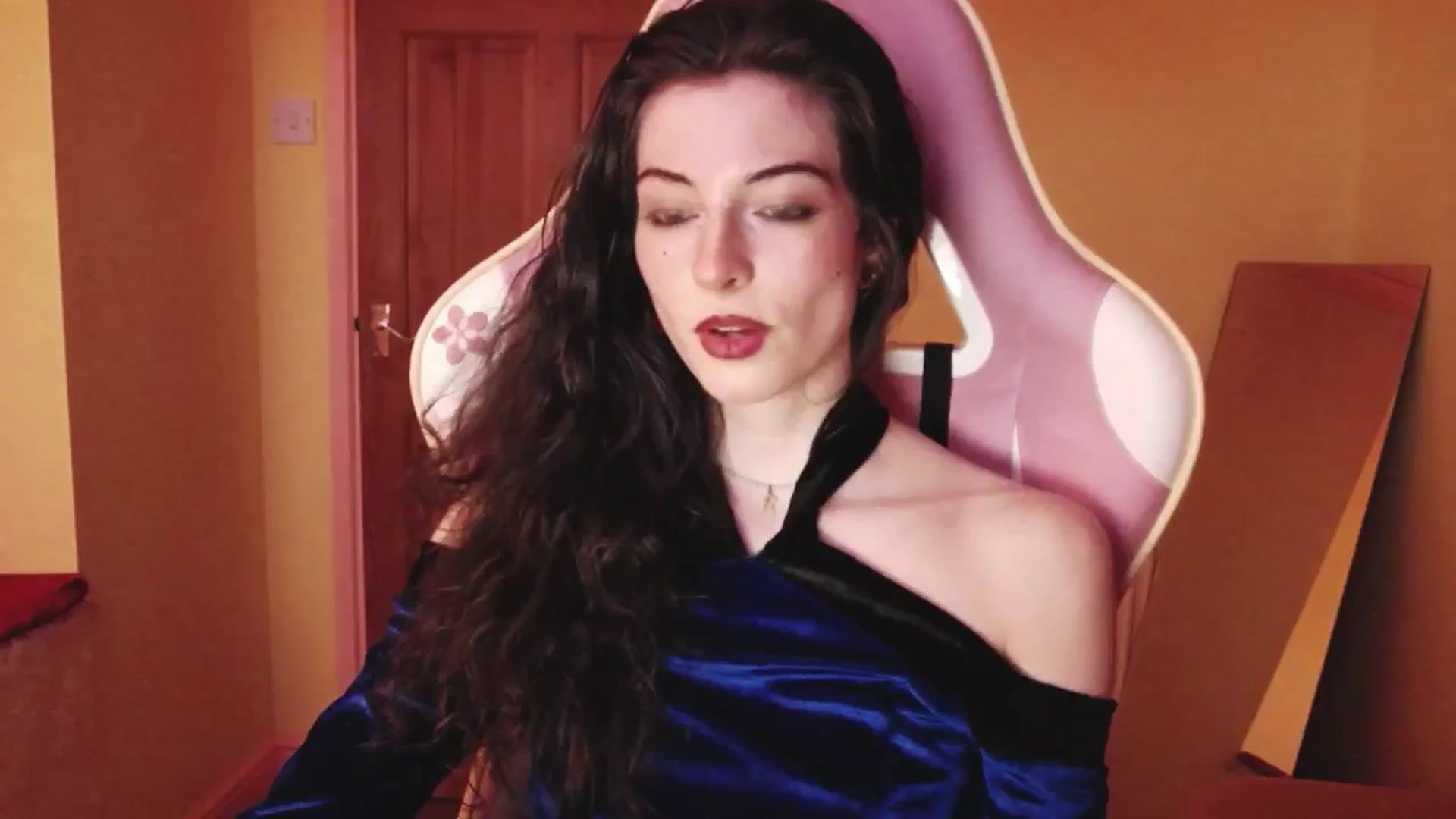Gallery image thumbnail from viola__'s myfreecams stream on, 06/18/2024, 23:36 image 2 of 20