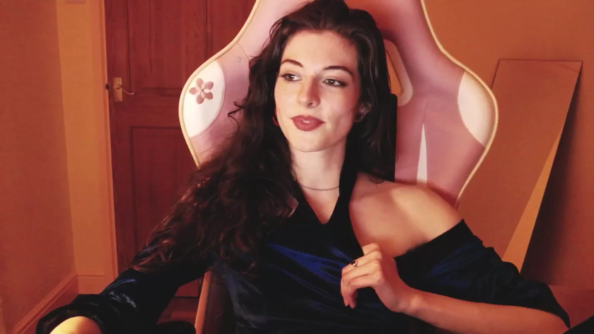 Gallery image thumbnail from viola__'s myfreecams stream on, 06/18/2024, 23:36 image 12 of 20