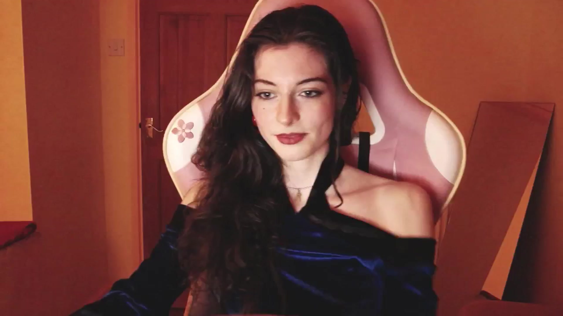 Gallery image thumbnail from viola__'s myfreecams stream on, 06/18/2024, 23:36 image 4 of 20