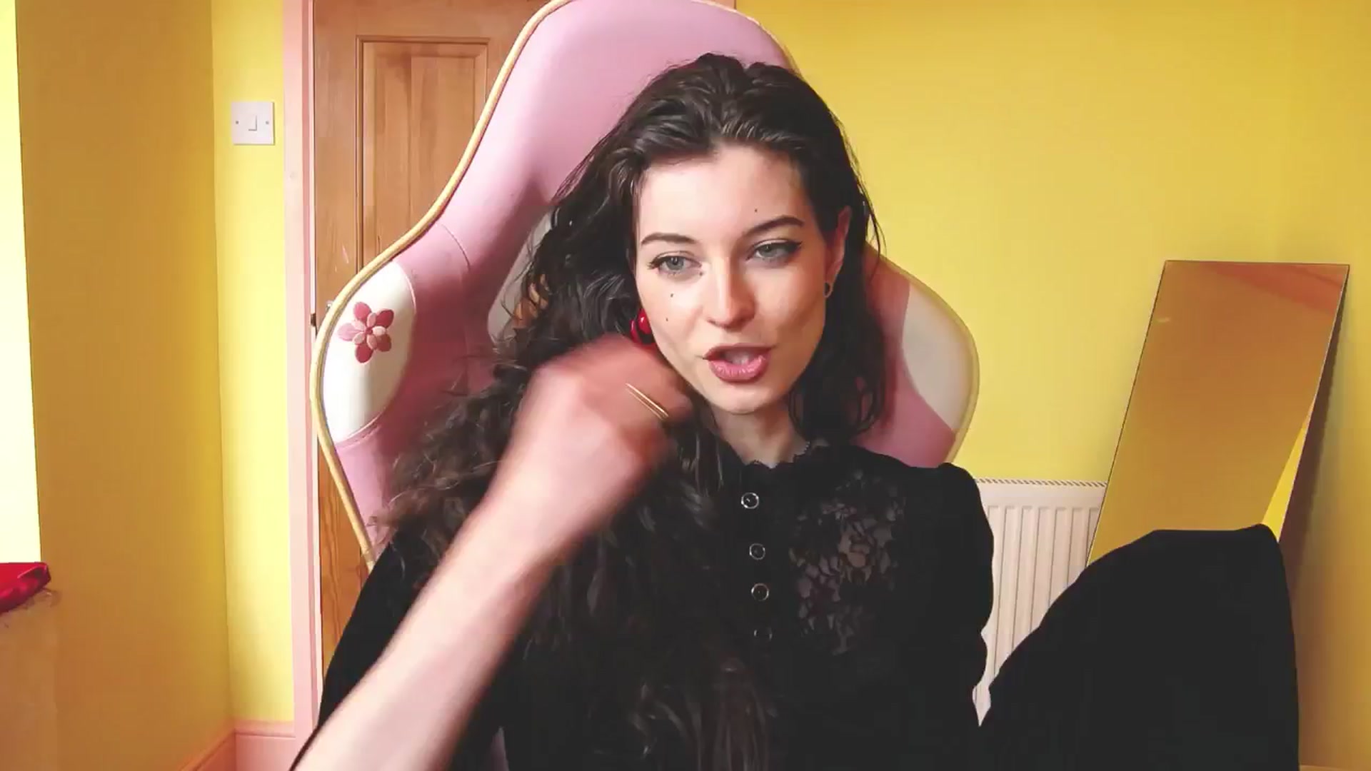 Gallery image thumbnail from viola__'s myfreecams stream on, 06/20/2024, 15:58 image 12 of 20