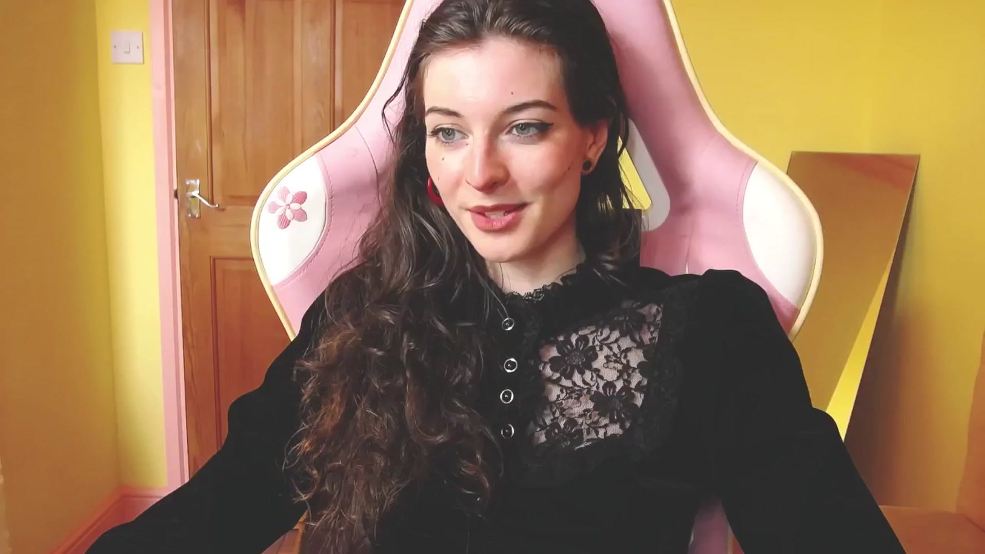Gallery image thumbnail from viola__'s myfreecams stream on, 06/20/2024, 15:58 image 18 of 20