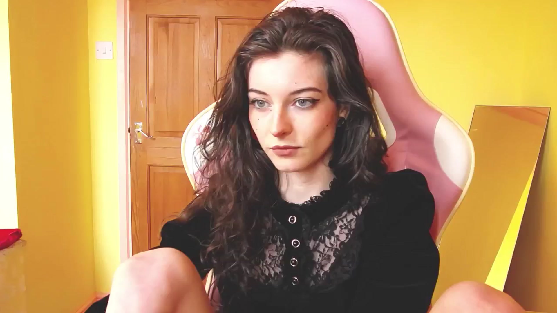Gallery image thumbnail from viola__'s myfreecams stream on, 06/20/2024, 15:58 image 8 of 20