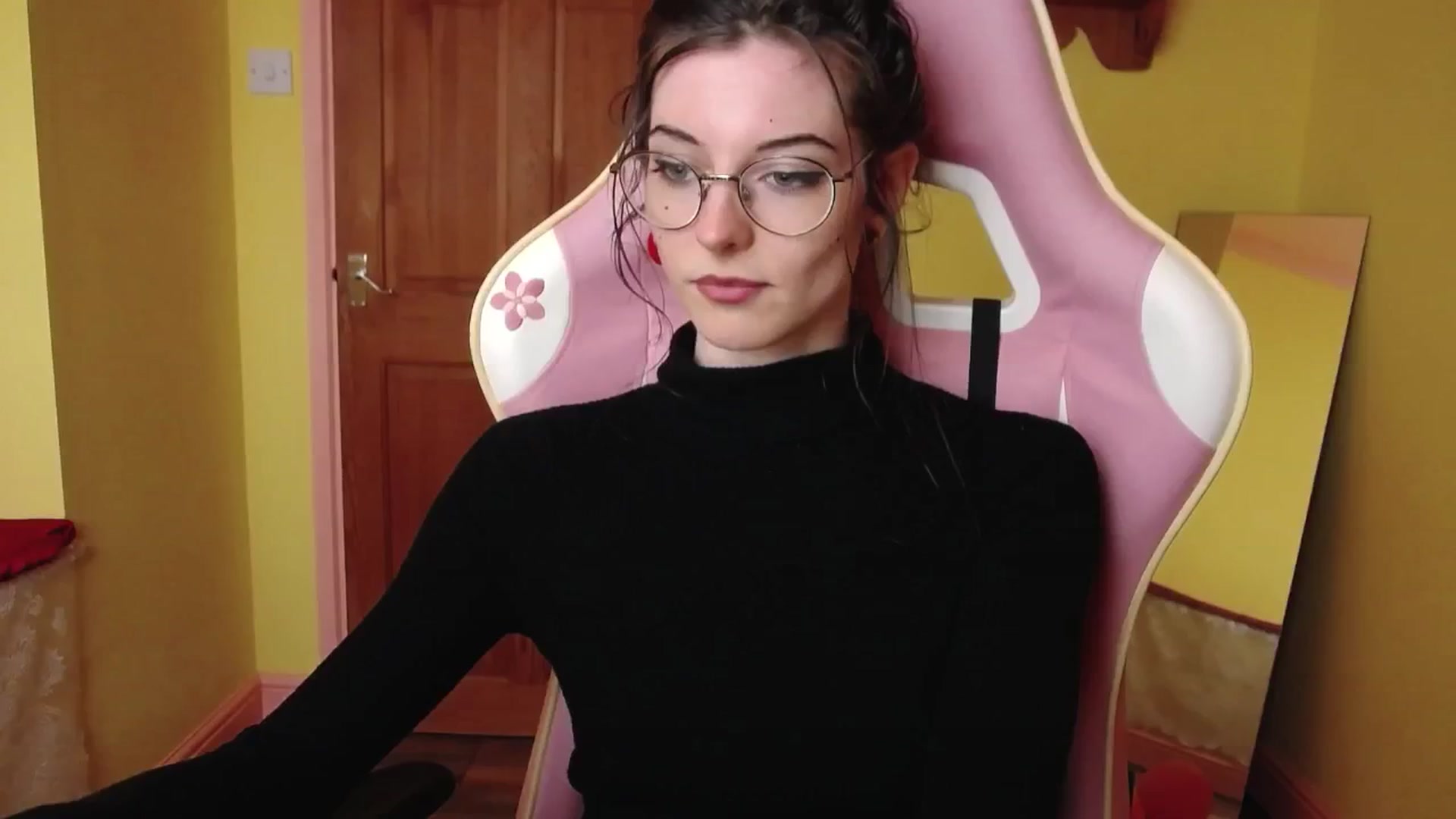 Gallery image thumbnail from viola__'s myfreecams stream on, 06/24/2024, 19:56 image 4 of 20