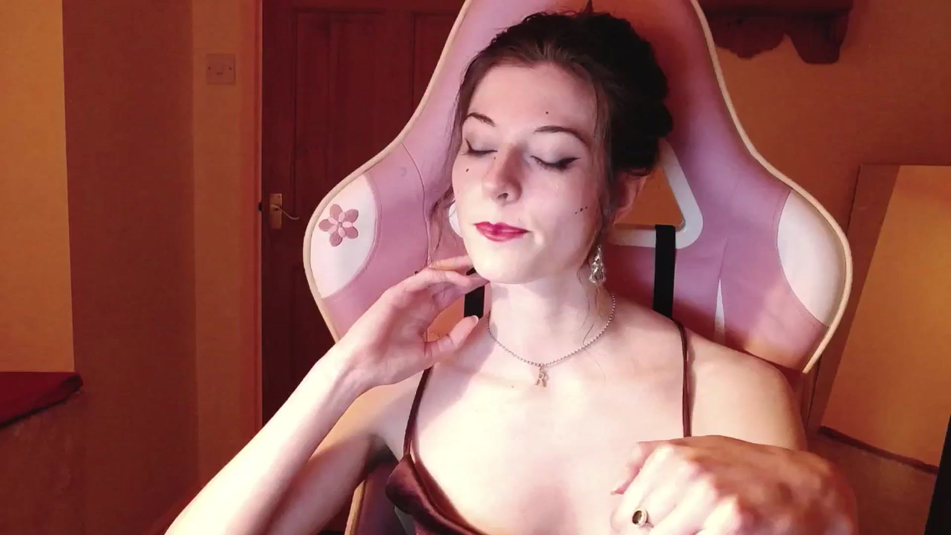 Gallery image thumbnail from viola__'s myfreecams stream on, 06/25/2024, 22:36 image 11 of 20