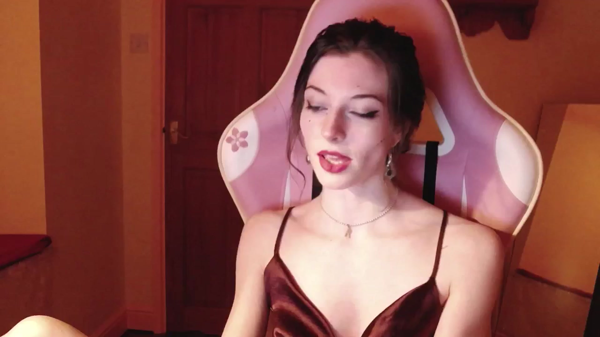 Gallery image thumbnail from viola__'s myfreecams stream on, 06/25/2024, 22:36 image 6 of 20