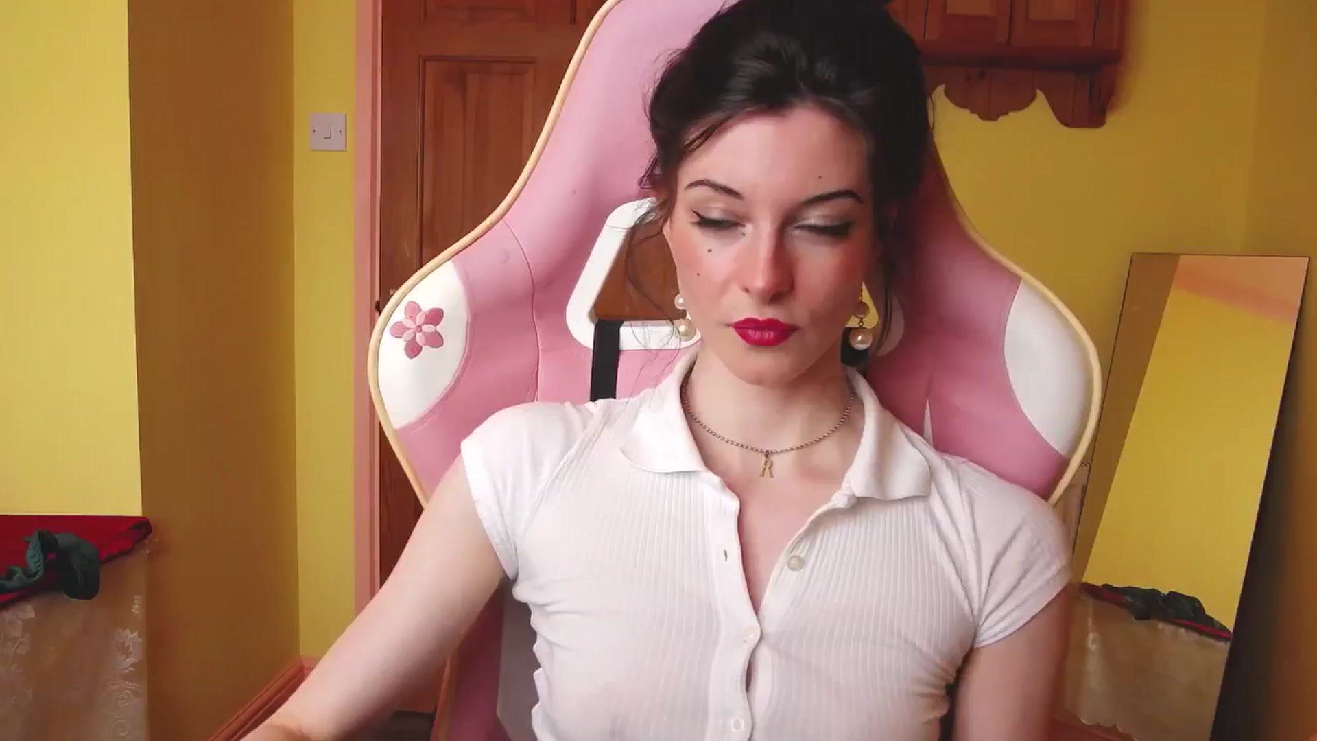 Gallery image thumbnail from viola__'s myfreecams stream on, 06/26/2024, 15:33 image 14 of 20