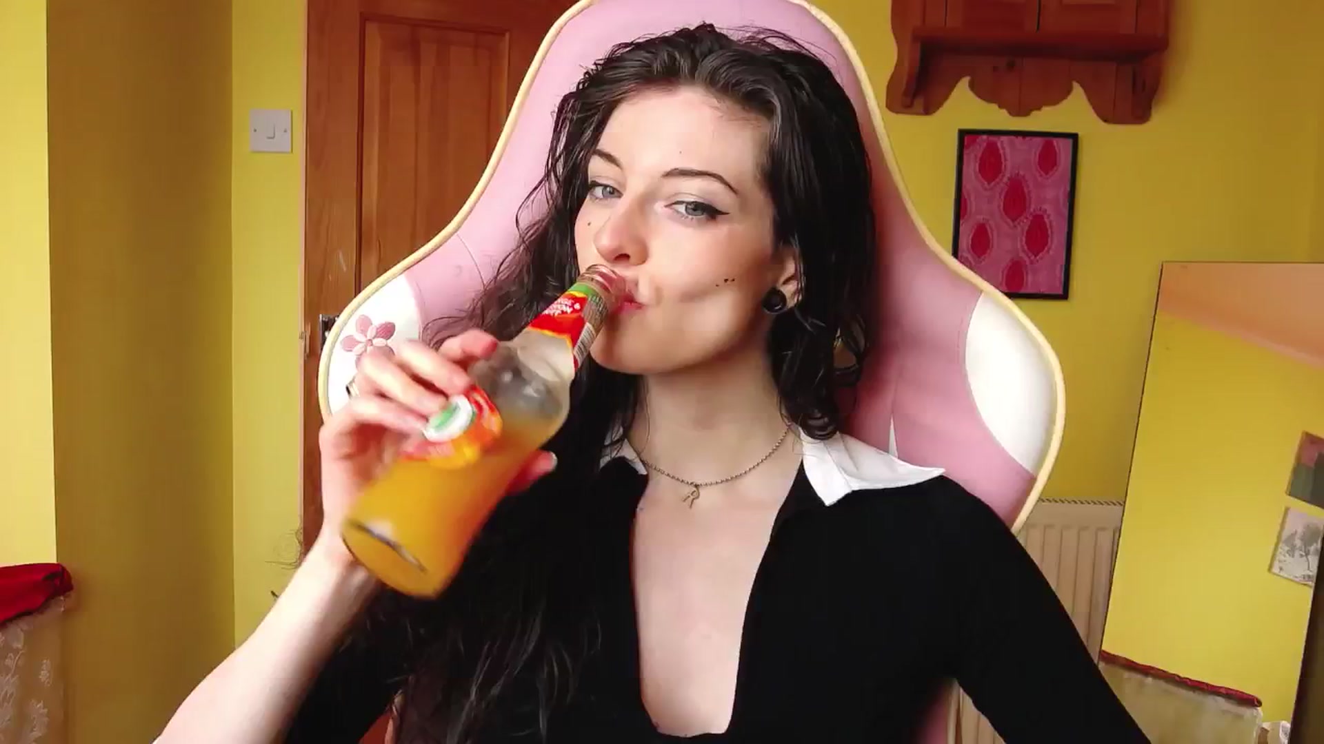 Gallery image thumbnail from viola__'s myfreecams stream on, 07/15/2024, 14:25 image 3 of 20