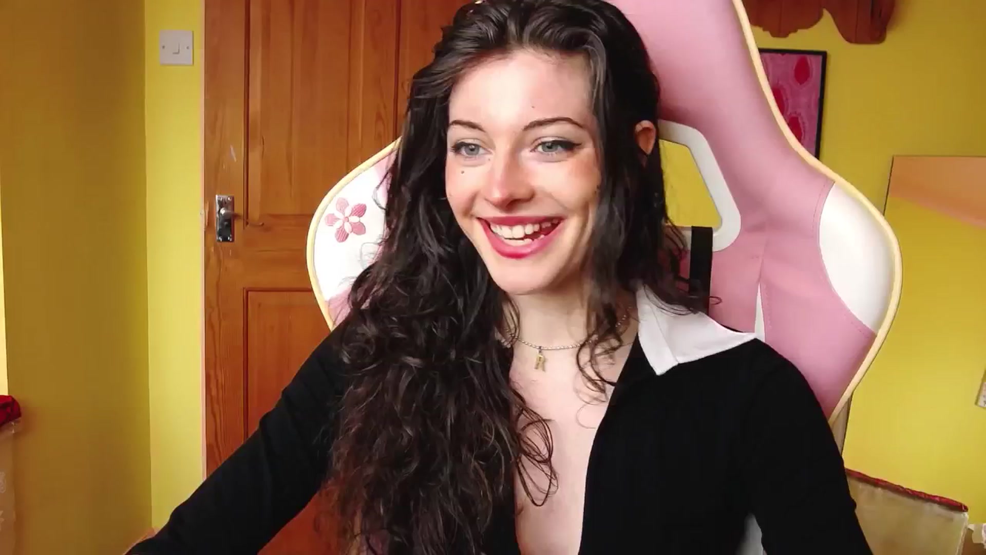 Gallery image thumbnail from viola__'s myfreecams stream on, 07/15/2024, 14:25 image 12 of 20