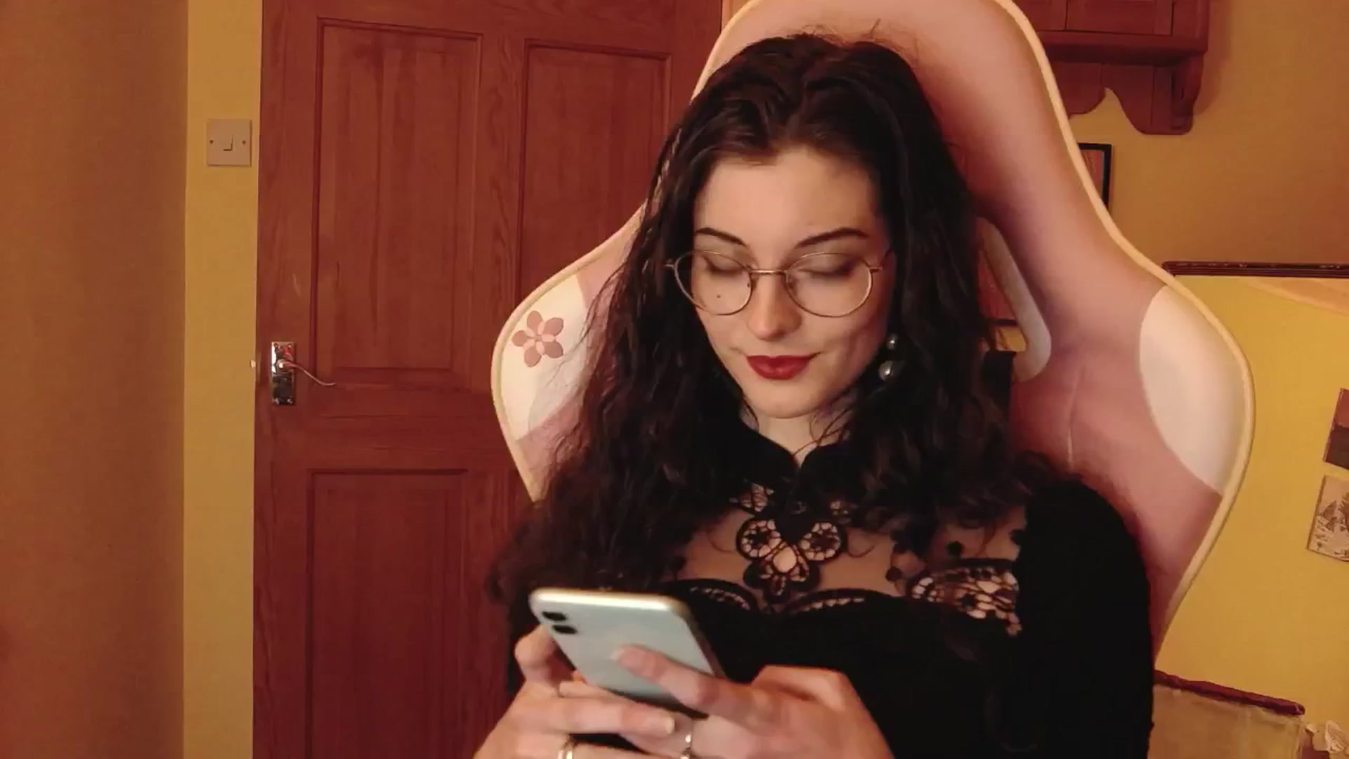 Gallery image thumbnail from viola__'s myfreecams stream on, 08/06/2024, 22:00 image 2 of 20