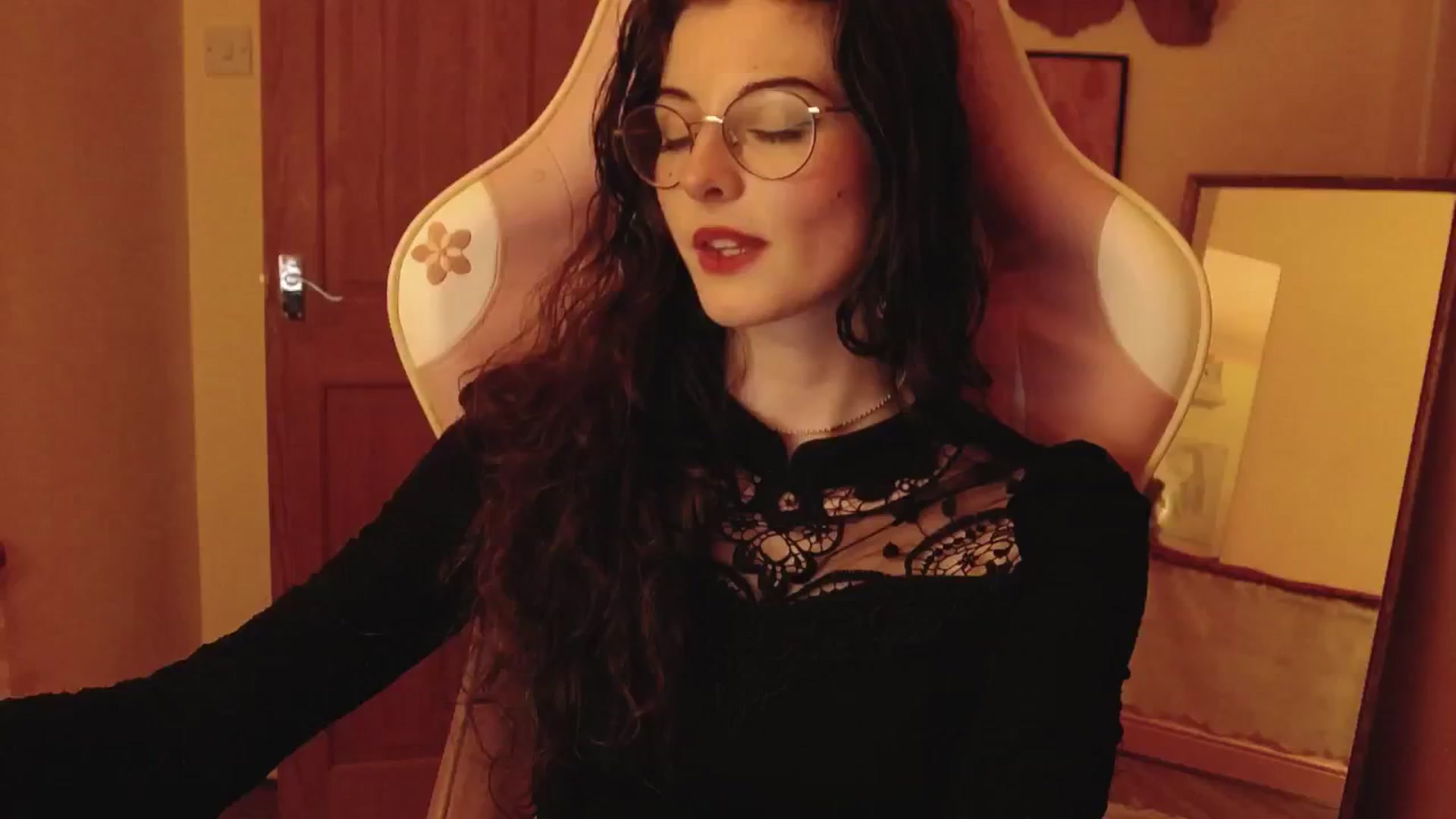 Gallery image thumbnail from viola__'s myfreecams stream on, 08/06/2024, 22:00 image 18 of 20