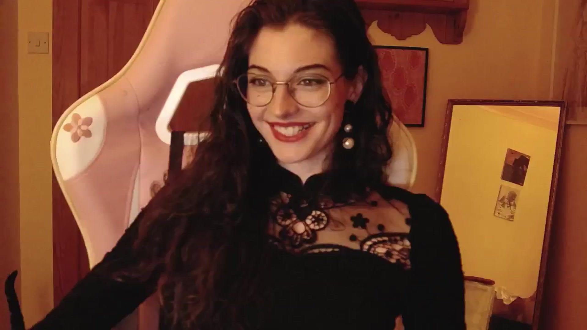 Gallery image thumbnail from viola__'s myfreecams stream on, 08/06/2024, 22:00 image 7 of 20