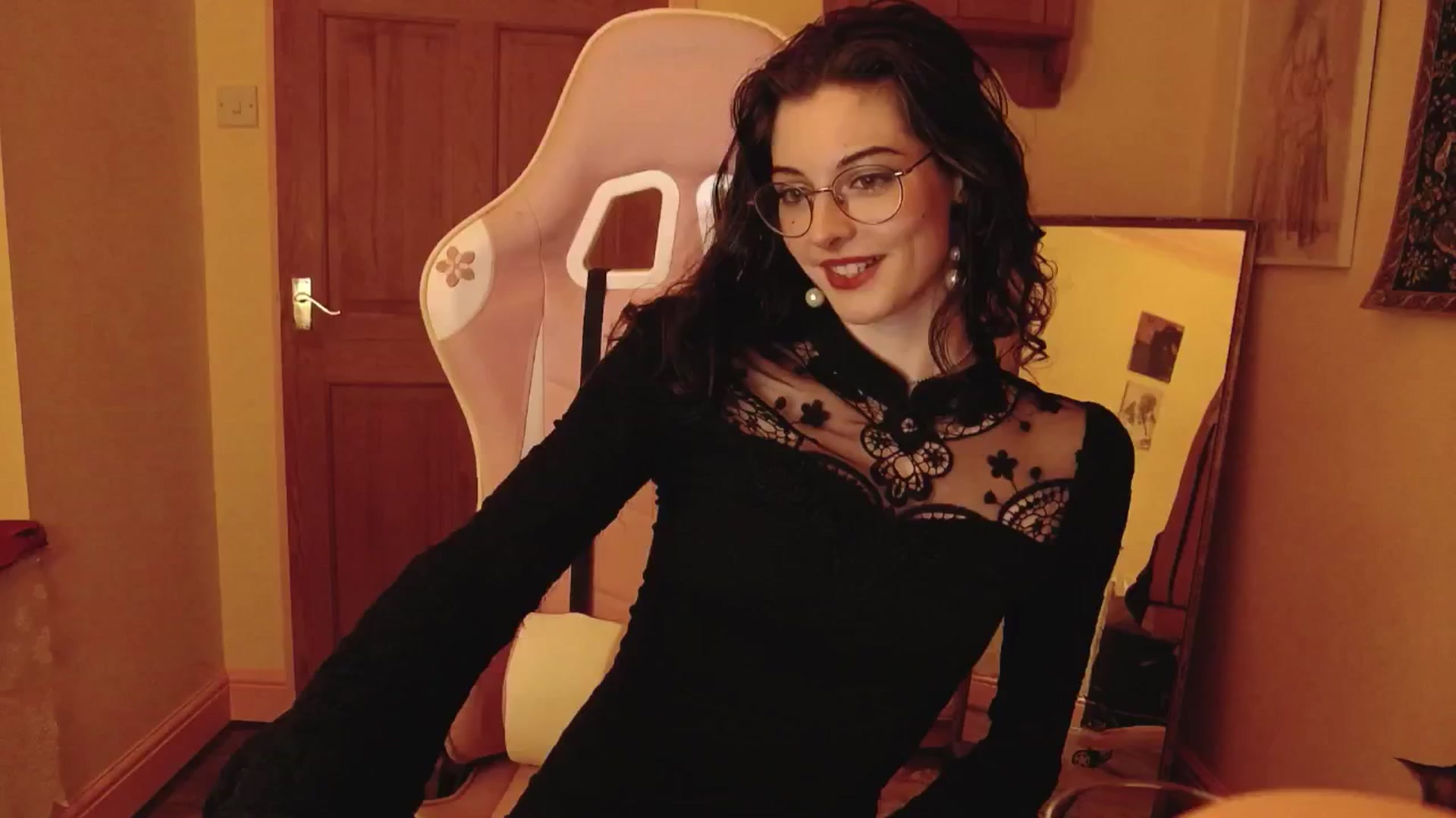 Gallery image thumbnail from viola__'s myfreecams stream on, 08/06/2024, 22:00 image 8 of 20