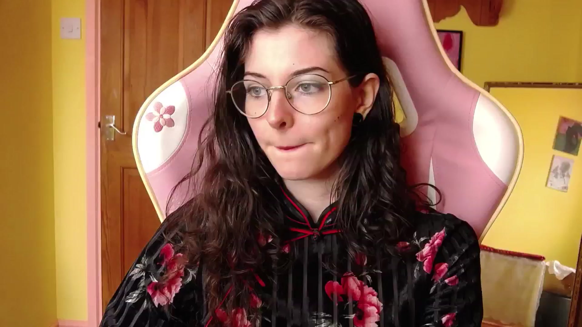 Gallery image thumbnail from viola__'s myfreecams stream on, 08/07/2024, 16:36 image 19 of 20