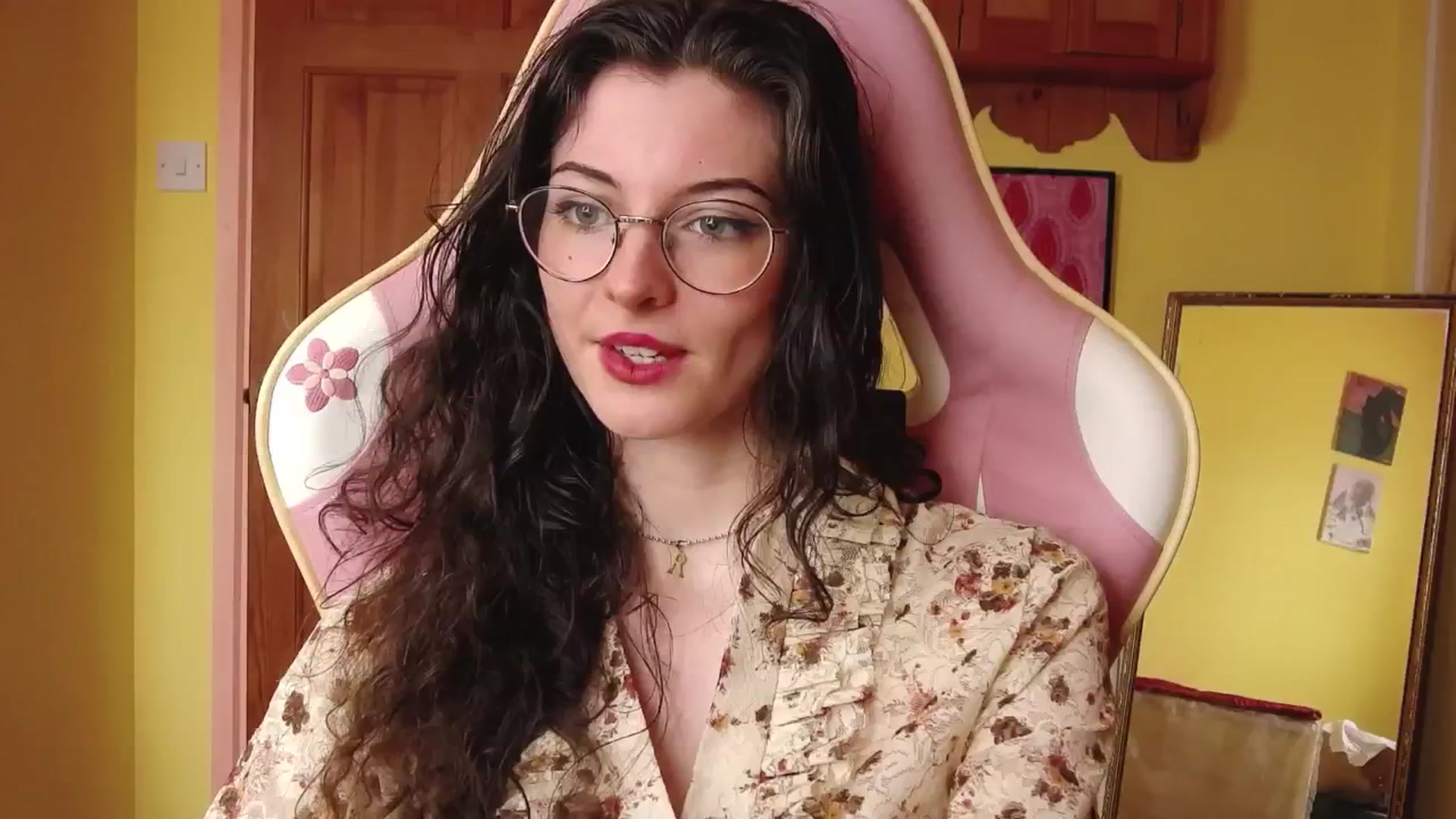 Gallery image thumbnail from viola__'s myfreecams stream on, 08/08/2024, 16:36 image 4 of 20