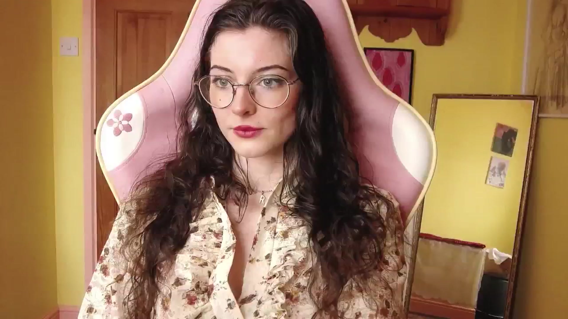 Gallery image thumbnail from viola__'s myfreecams stream on, 08/08/2024, 16:36 image 16 of 20