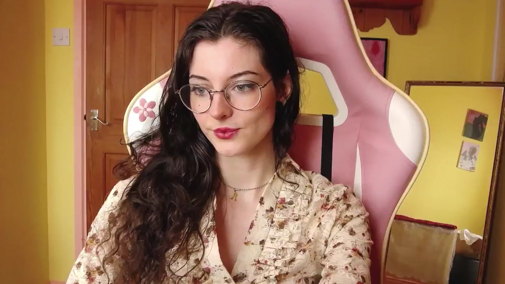 Gallery image thumbnail from viola__'s myfreecams stream on, 08/08/2024, 16:36 image 3 of 20