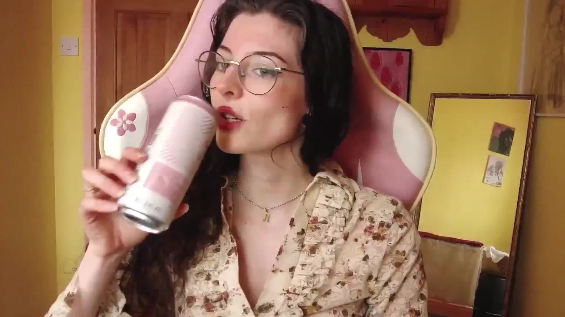Gallery image thumbnail from viola__'s myfreecams stream on, 08/08/2024, 16:36 image 11 of 20