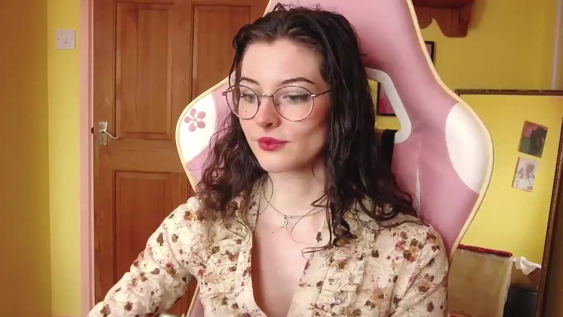 Gallery image thumbnail from viola__'s myfreecams stream on, 08/08/2024, 16:36 image 2 of 20