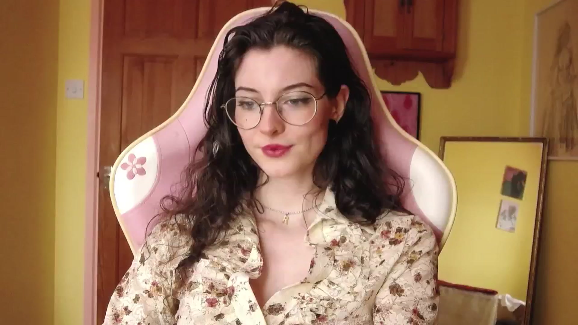 Gallery image thumbnail from viola__'s myfreecams stream on, 08/08/2024, 16:36 image 19 of 20