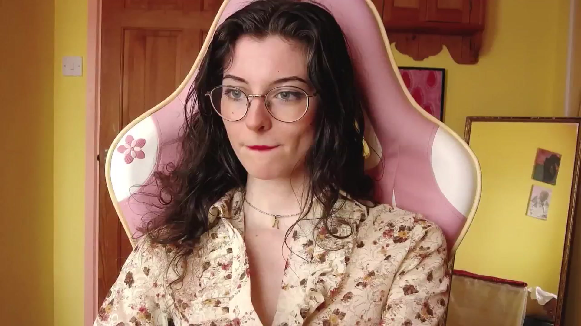 Gallery image thumbnail from viola__'s myfreecams stream on, 08/08/2024, 16:36 image 5 of 20