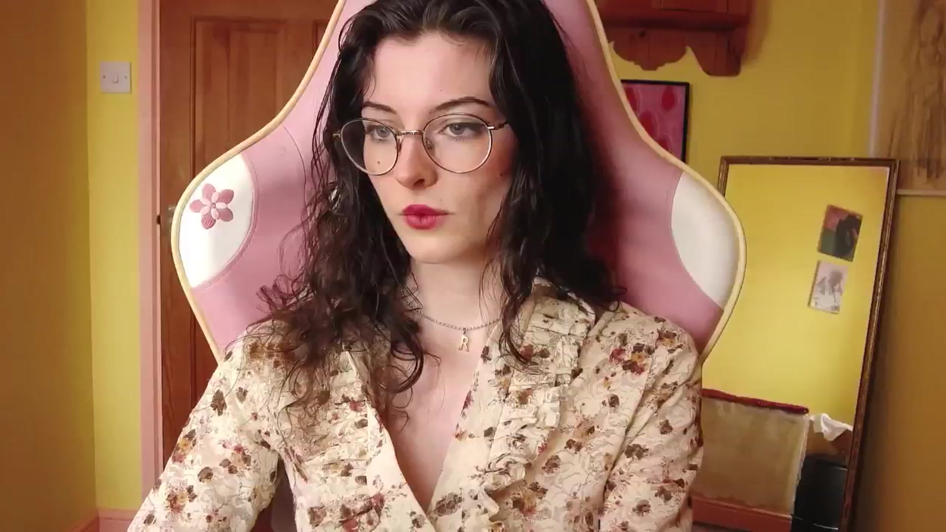 Gallery image thumbnail from viola__'s myfreecams stream on, 08/08/2024, 16:36 image 6 of 20