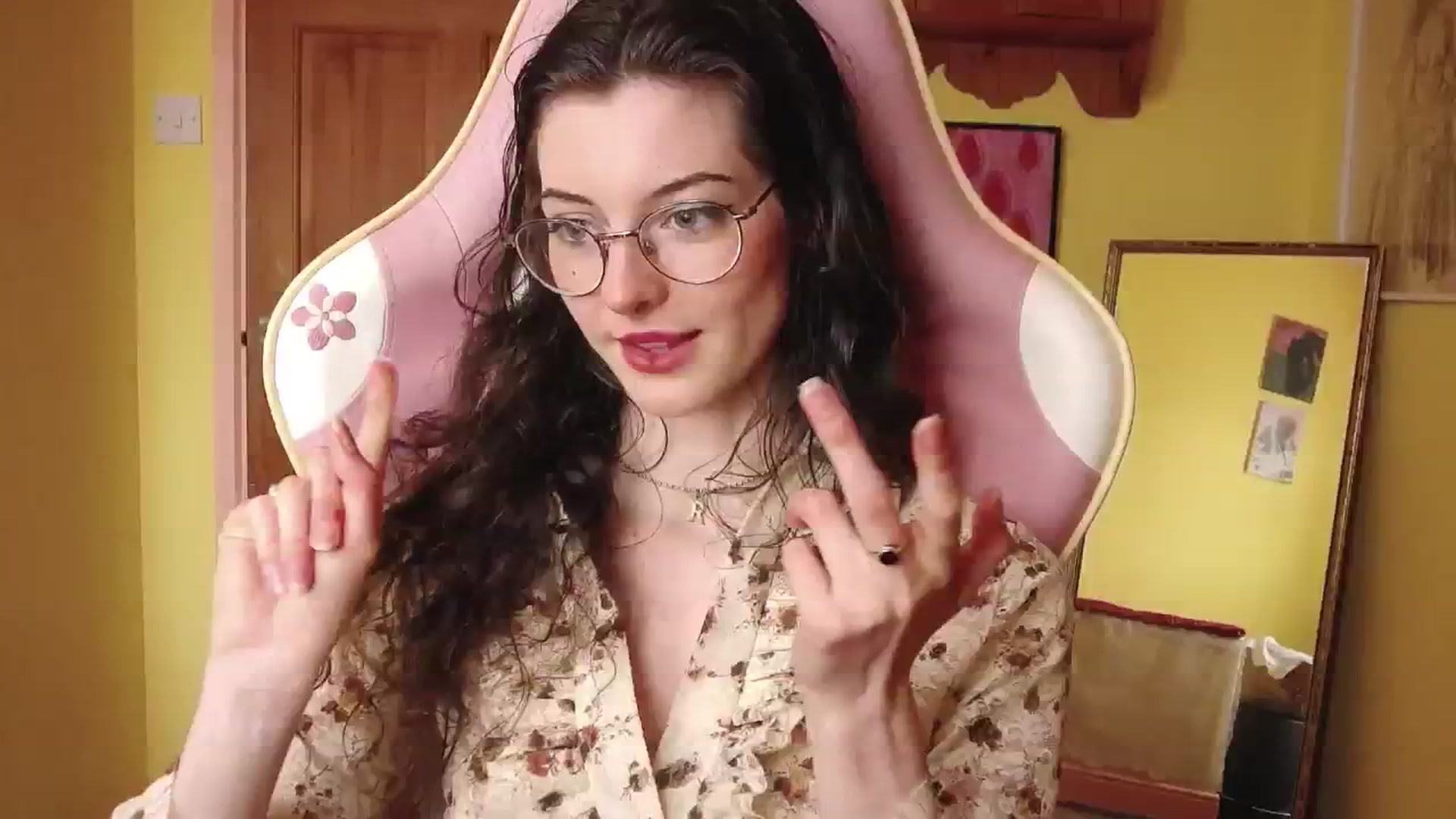 Gallery image thumbnail from viola__'s myfreecams stream on, 08/08/2024, 16:36 image 10 of 20