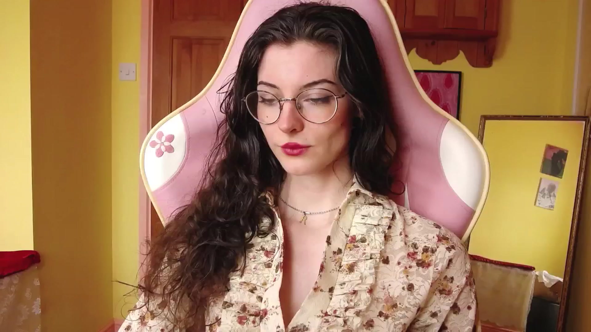Gallery image thumbnail from viola__'s myfreecams stream on, 08/08/2024, 16:36 image 1 of 20