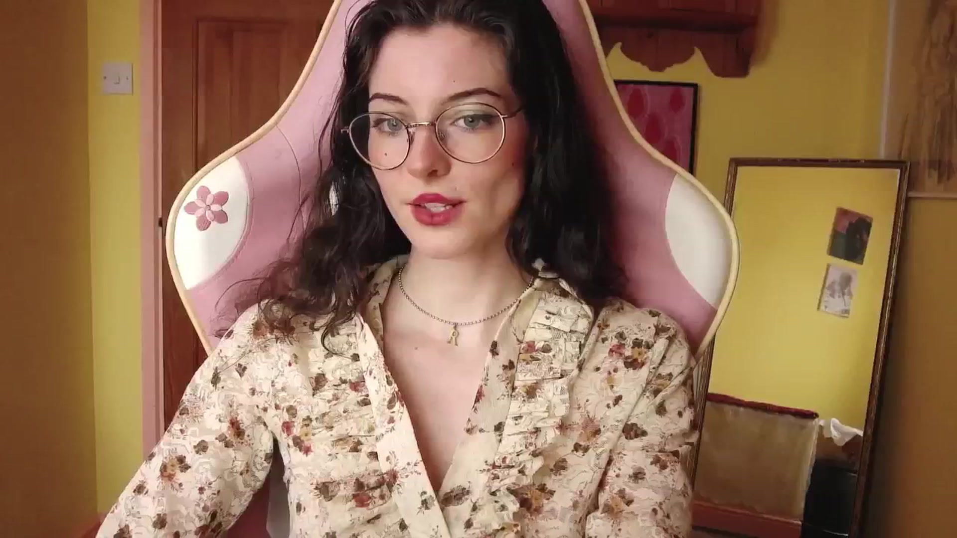 Gallery image thumbnail from viola__'s myfreecams stream on, 08/08/2024, 16:36 image 12 of 20