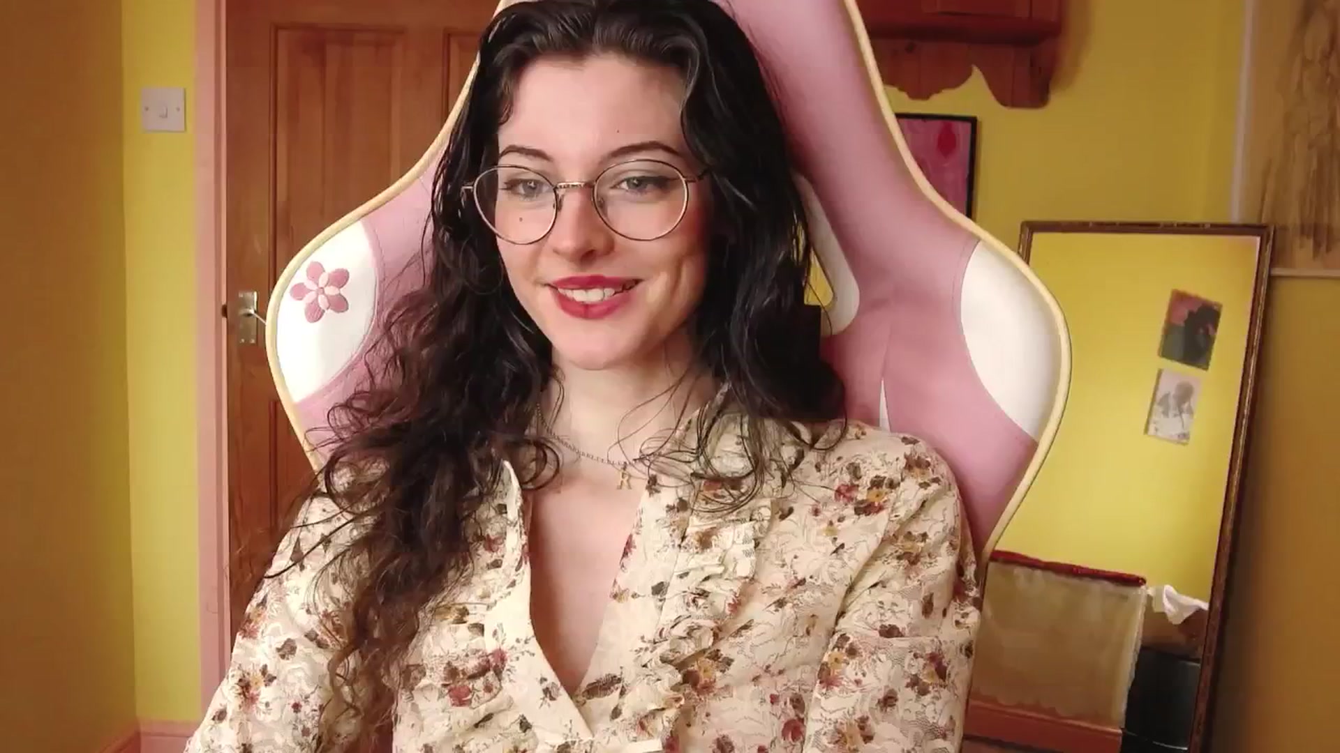 Gallery image thumbnail from viola__'s myfreecams stream on, 08/08/2024, 16:36 image 8 of 20
