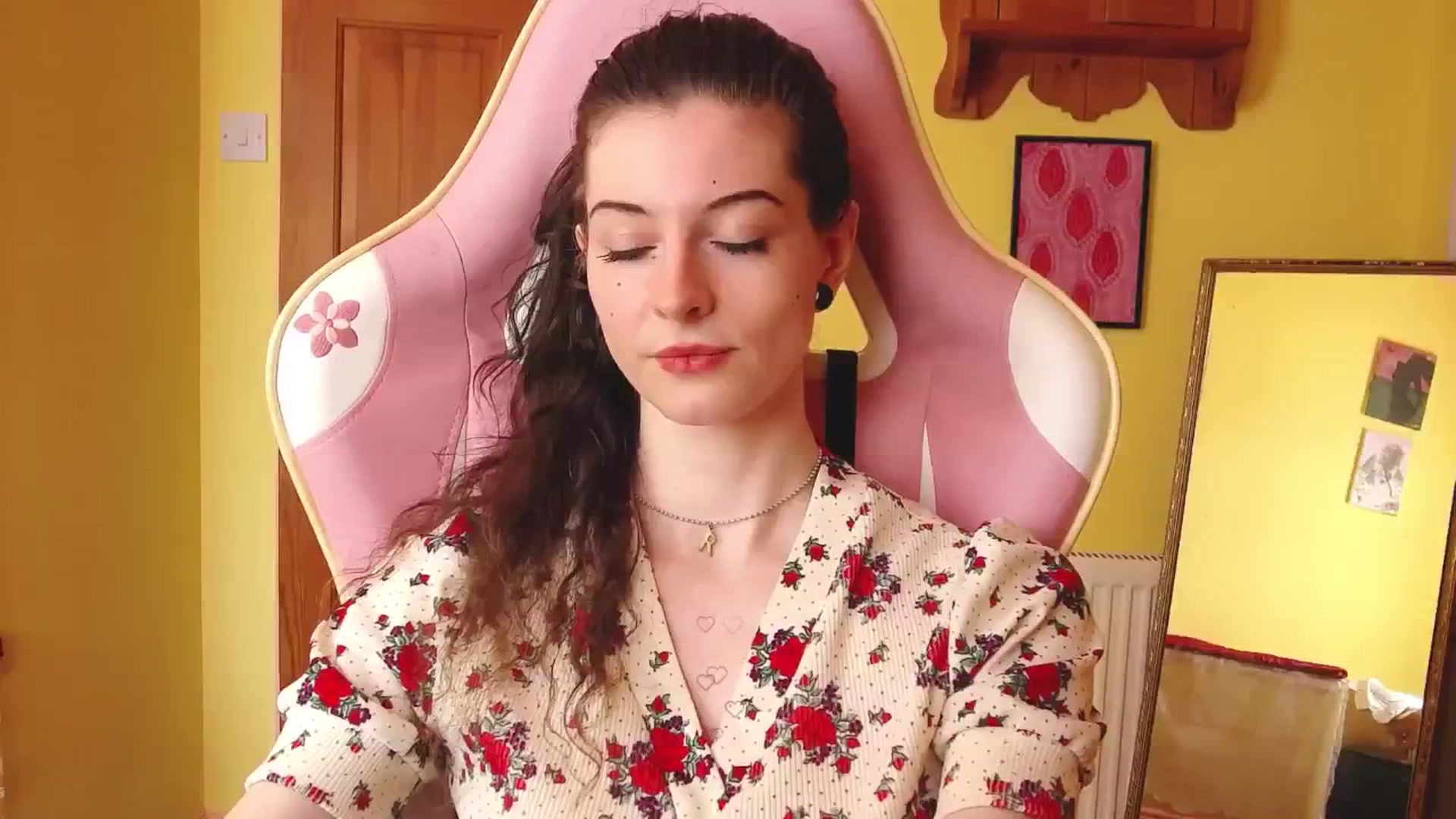 Gallery image thumbnail from viola__'s myfreecams stream on, 08/09/2024, 12:07 image 12 of 20