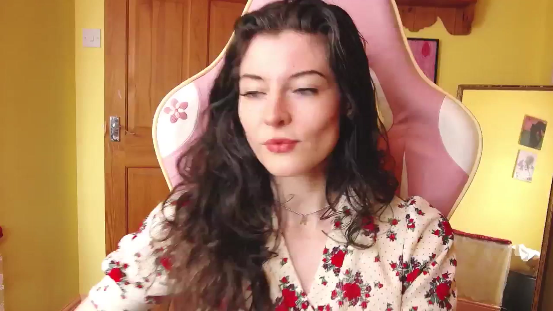 Gallery image thumbnail from viola__'s myfreecams stream on, 08/09/2024, 12:07 image 18 of 20