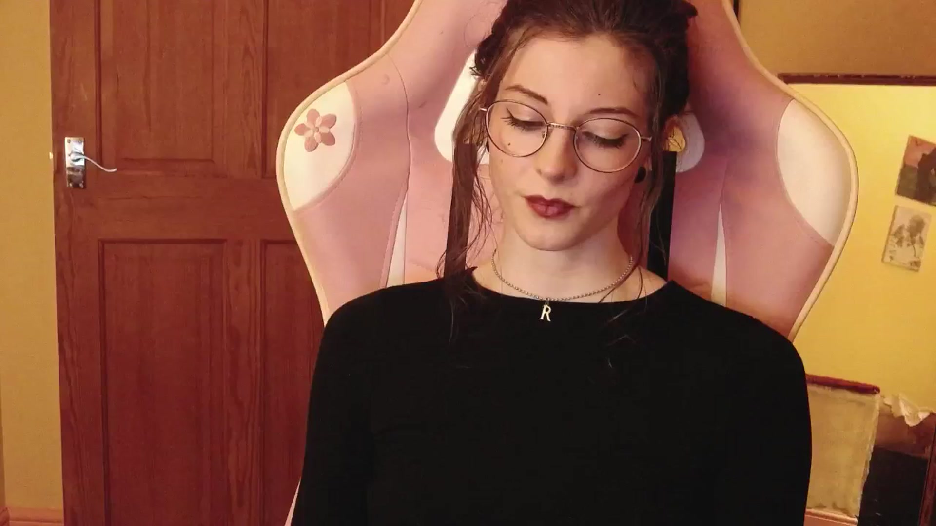 Gallery image thumbnail from viola__'s myfreecams stream on, 08/13/2024, 21:59 image 17 of 20
