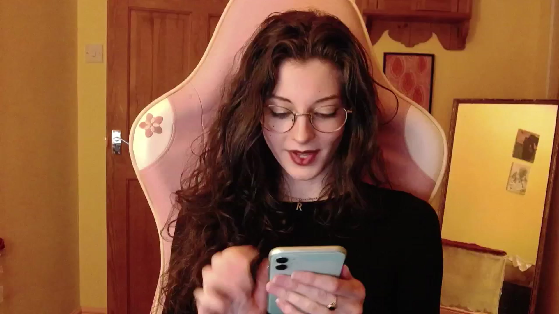 Gallery image thumbnail from viola__'s myfreecams stream on, 08/13/2024, 21:59 image 1 of 20