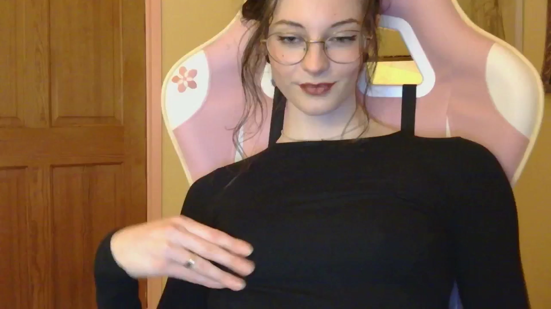 Gallery image thumbnail from viola__'s myfreecams stream on, 08/13/2024, 21:59 image 14 of 20
