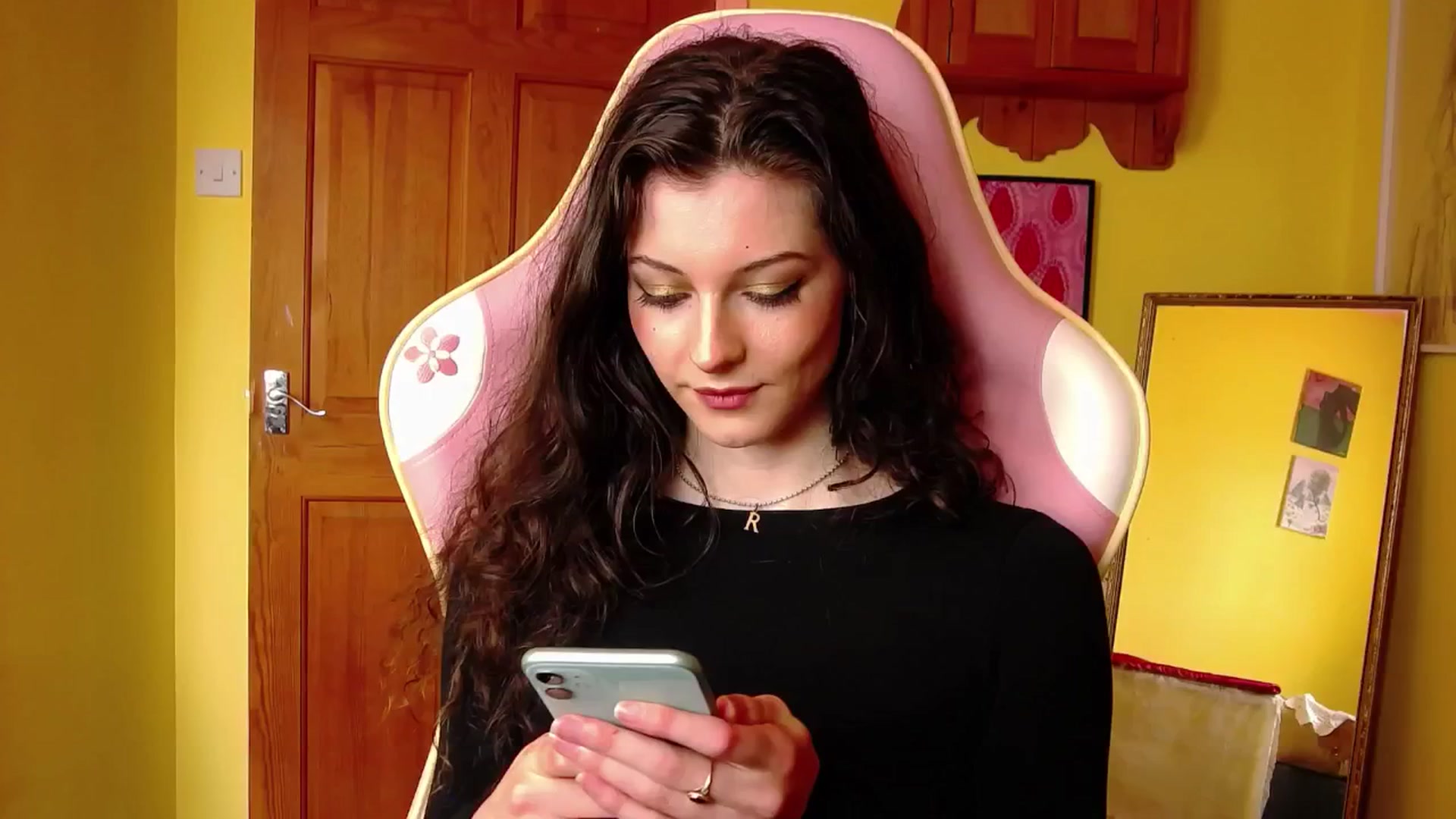 Gallery image thumbnail from viola__'s myfreecams stream on, 08/15/2024, 10:20 image 8 of 20