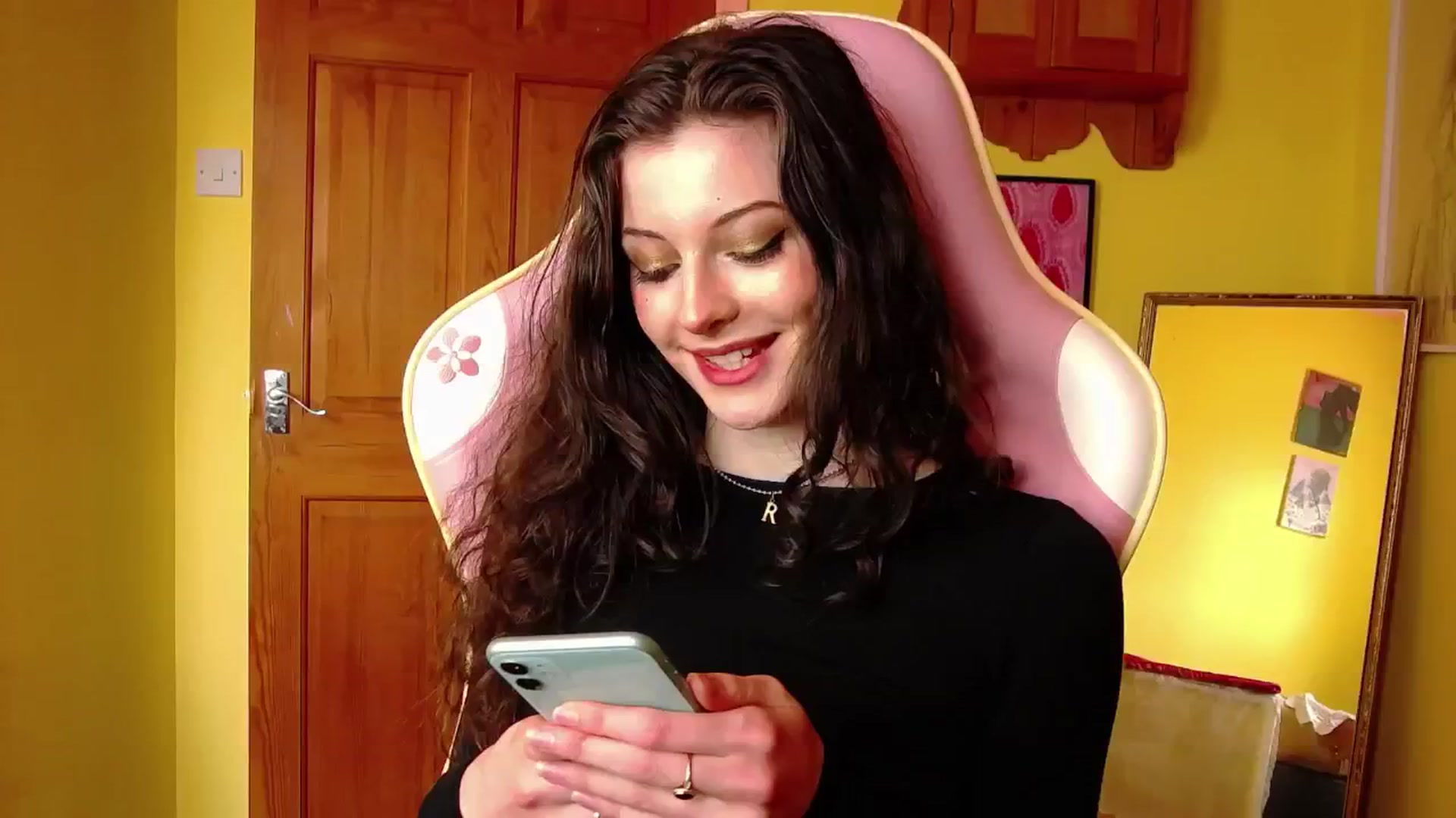Gallery image thumbnail from viola__'s myfreecams stream on, 08/15/2024, 10:20 image 6 of 20